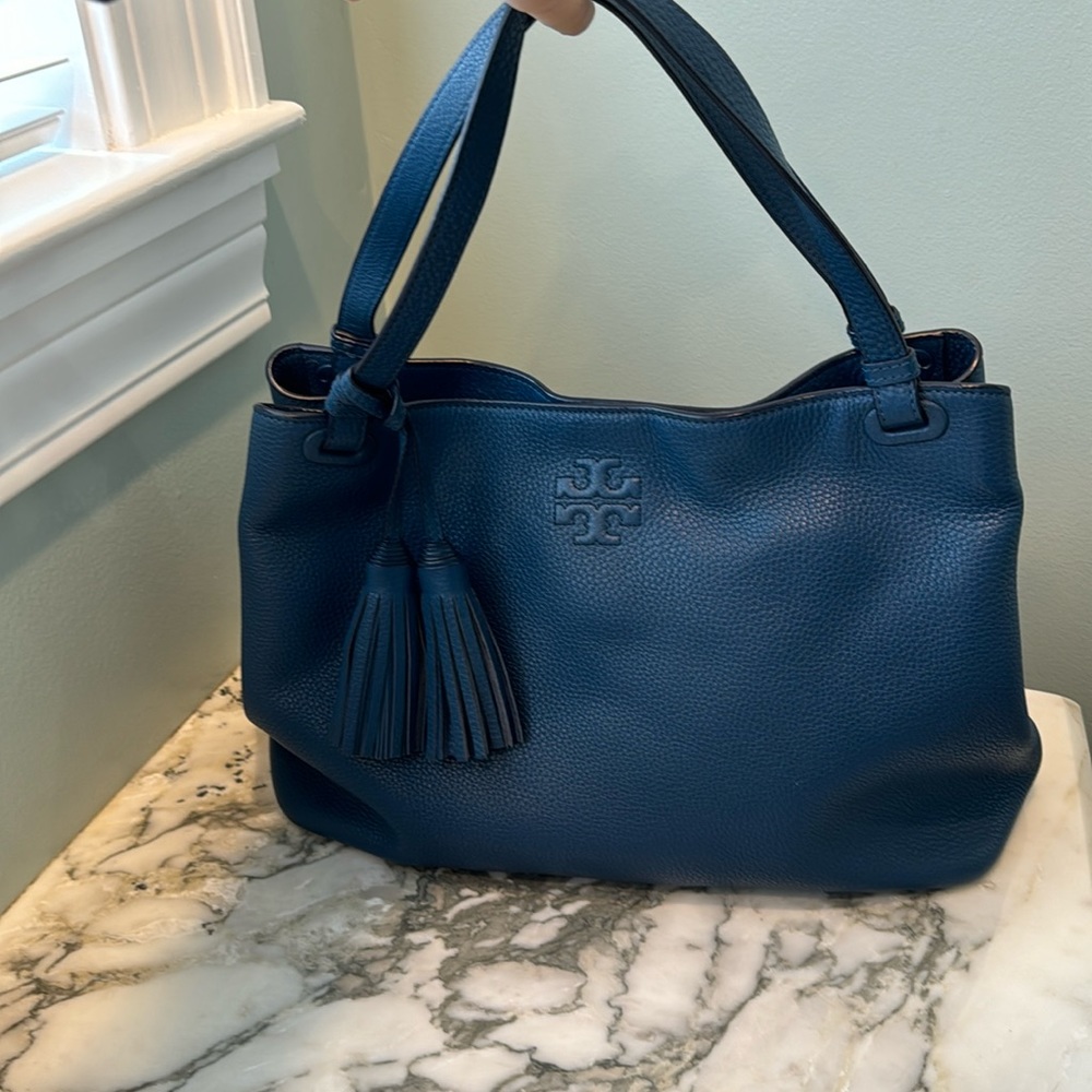 Like new Tory Burch tidal blue Thea bag, zipper middle